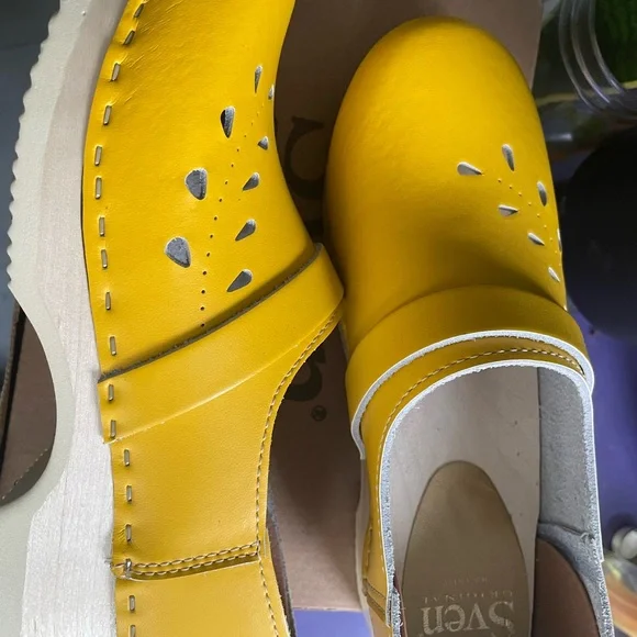 Sven Women's Yellow Clogs - Picture 3 of 7